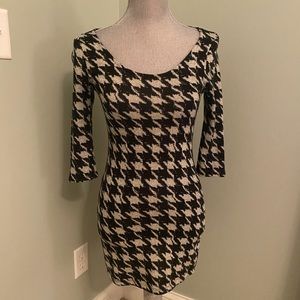 Form fitting 3/4 length sleeve knit tunic